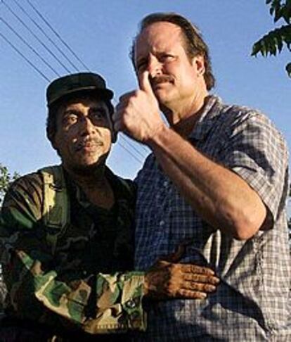 El delegado de la ONU, James Lemoyne, junto al guerrillero de las FARC Joaquín Gómez.