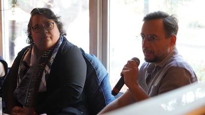 La autora Imelda García y el periodista David Marcial, durante una ponencia en el Hay Festiva, en Dallas.