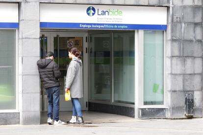 Jóvenes ante una oficina de empleo en Barakaldo (Bizkaia), el día 2.