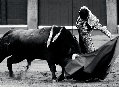 Ésa es la máxima de este torero, dar el máximo, buscar la excelencia y la depuración técnica y estilística. Su motor es el convencimiento de que, cada tarde, todo ésta por hacer (Fotografía incluida en 'Serenata de una amanecer', editorial Lunwerg).