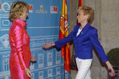 Mar&iacute;a Teresa Fern&aacute;ndez de la Vega, vicepresidenta del Gobierno, saluda a Esperanza Aguirre, presidenta de la Comunidad de Madrid. 