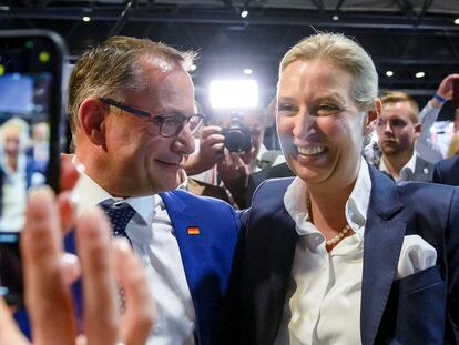 Los presidentes de AfD, Tino Chrupalla y Alice Weidel, tras ser elegidos como líderes de la formación en un congreso celebrado el año pasado en Riesa.