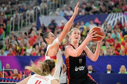 Emma Meesseman penetra ante Raquel Carrera durante la final del Eurobasket femenino.