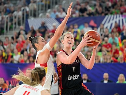 Emma Meesseman penetra ante Raquel Carrera durante la final del Eurobasket femenino.