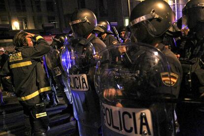 Un bombero se lamenta al enterarse que uno de sus compañeros ha sido detenido.