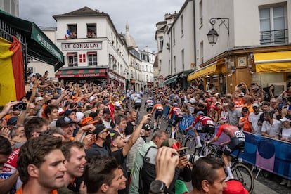 La competición de ciclismo en ruta masculina abarrotada de gente de camino a Montmartre.