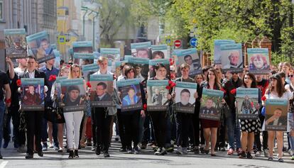 Miembros del movimientos AntiMaidan sostienen fotografías de las víctimas que perdieron la vida hace cuatro años en los enfrentamientos en Odessa de mayo de 2014 ante la embajada de Ucrania en Moscú (Rusia). Cerca de 48 personas murieron en mayo de 2014 durante enfrentamientos entre proucranianos y prorusos en la Casa de los Sindicatos de Odessa en Ucrania. 