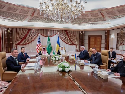 Desde la izquierda, Mike Waltz, Marco Rubio, el príncipe Faisal Bin Farhan Al Saud, el consejero de Seguridad Nacional saudí, Mosaad Bin Mohammad al-Aiban, y los
ministros ucranios Andrii Sybiha (Exteriores), Andriy Yermak (Presidencia) y Rustem Umerovto (Defensa), ayer en Yeda (Arabia Saudí).