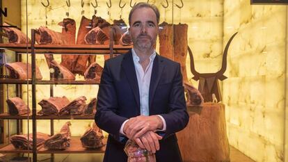 Carlos Rodríguez posa en la carnicería Raza Nostra en el Mercado de Chamartín, en Madrid.