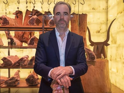 Carlos Rodríguez posa en la carnicería Raza Nostra en el Mercado de Chamartín, en Madrid.