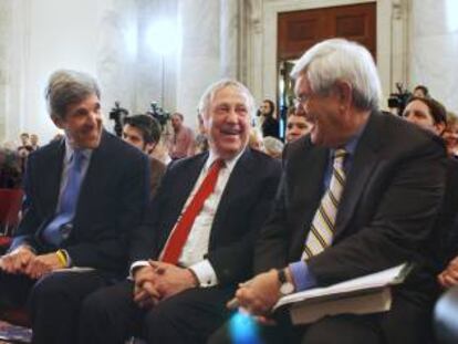 John Brademas, flanqueado por John Kerry (izquierda) y Newt Gingrich en 2007. 