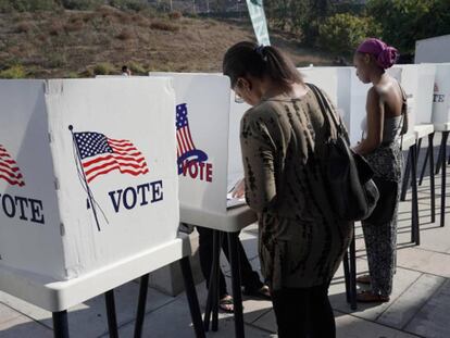 Varias mujeres votan en el Estado de California, en las elecciones del 6 de noviembre.