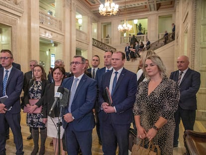 El líder del DUP, Jeffrey Donaldson, acompañado de los diputados unionistas, este viernes en el Gran Vestíbulo de la Asamblea de Stormont, en Belfast