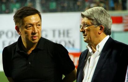 Peter Lim habla con Enrique Cerezo en una imagen de archivo. 