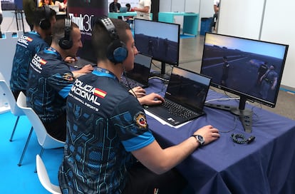 Agentes de la Policía Nacional en el Meta World Congress en Madrid, donde se muestra el megadrón.