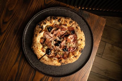 Una página web. Entre las 50 mejores pizzerías del mundo uno pensaría que la mayoría, por no decir todas, están en Italia. Pero no es así. Es más, en la primera posición se encuentra una que ni siquiera está en el país de la pasta, los helados y la pizza. I Masanielli de Francesco Martucci, en la localidad italiana de Caserta (en la foto, su pizza 'capricciosa'), y Una Pizza Napoletana de Anthony Mangieri, en Nueva York, fueron elegidas 'ex aequo' como líderes en la primera edición del 50 Top Pizza World 2022, 'ranking' de la guía 50 Top Pizza (50toppizza.it) que recoge las 100 mejores pizzerías del planeta.