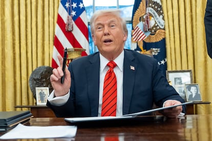 El presidente de EE UU Donald Trump se dirige a los periodistas que le acompañan en el Despacho Oval de la Casa Blanca mientras firma órdenes administrativas este 10 de febrero.