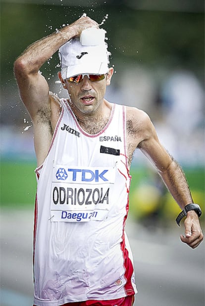 Mikel Odriozola se refresca durante la prueba de 50km marcha.