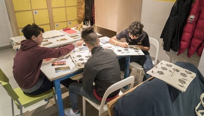 Tres menores en un centro de acogida.