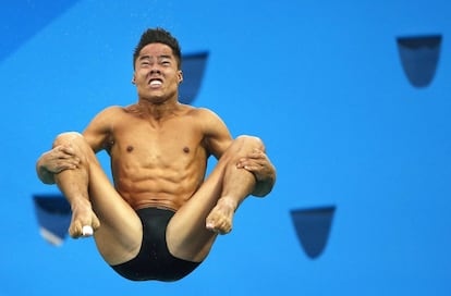 Sebastián Morales de Colombia salta en la prueba desalto de trampolín de 3 metros masculino.