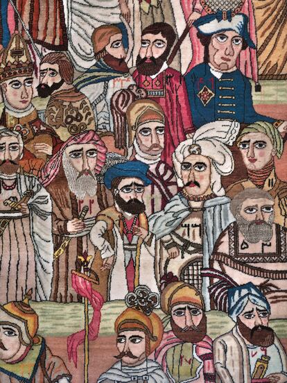 Detalle de la alfombra persa del siglo XIX con personajes de todo el mundo.