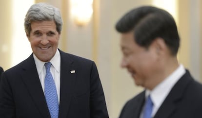 John Kerry junto al presidente chino, Xi Jinping, en Pekín.