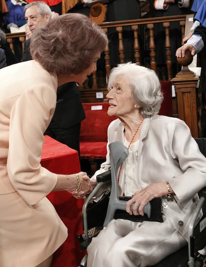 Doña Sofía conversa con la escritora durante la ceremonia