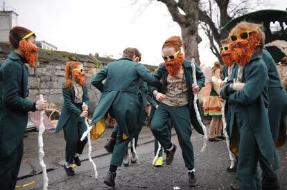 Un grupo de niños disfrazados de gnomos, personajes típicos de esta festividad, bailan durante los festejos en Dublín, Irlanda.