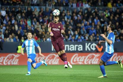 El delantero uruguayo del FC Barcelona, Luis Suárez (c), remata de cabeza consiguiendo el primer gol del equipo barcelonista.