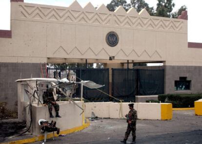 Acceso a la Embajada estadounidense en la capital yemení, Saná, en una imagen de archivo que fue tomada el 18 de septiembre de 2008.