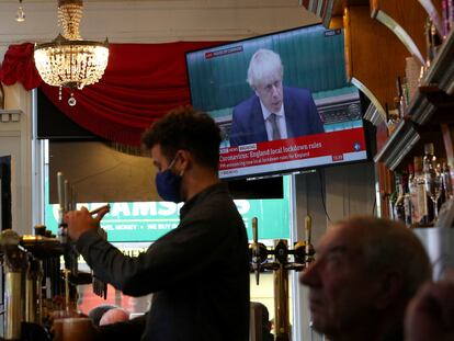Clientes de un pub de Liverpool escuchan este lunes las nuevas medidas anunciadas por Boris Johnson.