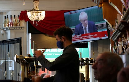 Clientes de un pub de Liverpool escuchan este lunes las nuevas medidas anunciadas por Boris Johnson.