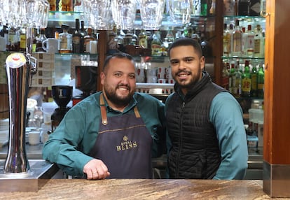 Javier Pardo, a la izquierda, y Miguel Hernández, en el restaurante La Americana, en Pozuelo.