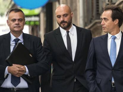 El diputado del PP y concejal de Palma, Álvaro Gijón (d), acompañado por su abogado José Ramón Orta (i), en los juzgados de Vía Alemania.