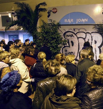 Concentración frente al Bar Joan de Barcelona tras el doble crimen.