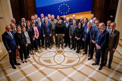 El presidente de Ucrania, Volodímir Zelenski, junto a los ministros de Exteriores de la UE, este lunes en Kiev.
