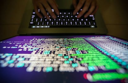 Un 'hacker' se infiltra en un sistema informático.