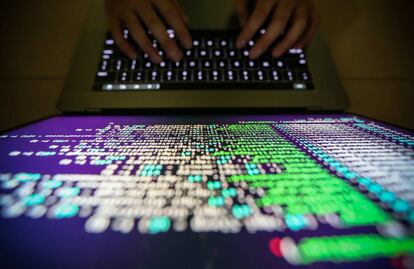 Un 'hacker' se infiltra en un sistema informático.