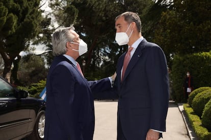 Felipe VI se ha reunido esta martes con Alberto Fernández, con motivo de su visita de trabajo a España para pedir apoyo con el fin de que el FMI y el Club de París alivien la presión en el pago de la deuda durante la crisis de la pandemia. 