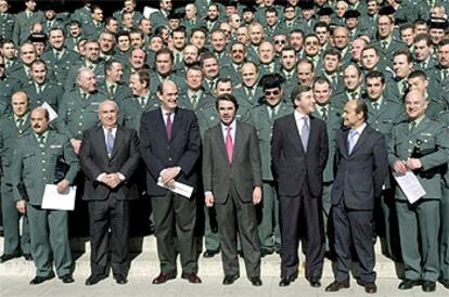 José María Aznar, en el centro, acompañado, entre otros, de Santiago López Valdivielso (de paisano, a la derecha).