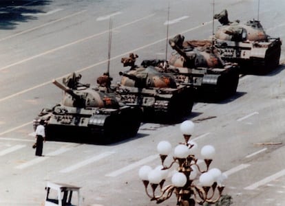 Un manifestante frente  a los tanques  en la plaza de Tiananmen (Pekín), el 5 de junio de 1989.