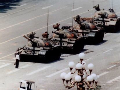 Un manifestante frente a los tanques en la plaza de Tiananmen (Pekín), el 5 de junio de 1989.