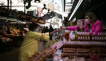 Una clienta al mercado de la Boqueria.