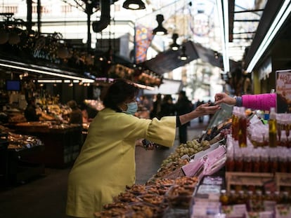 Una clienta al mercat de la Boqueria.