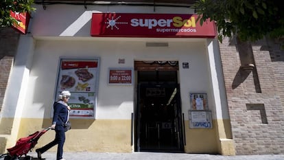 Fachada de un supermercado SuperSol en Sevilla.