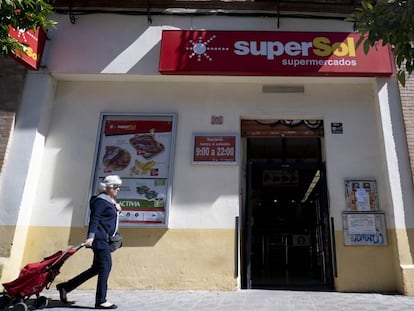 Fachada de un supermercado SuperSol en Sevilla.