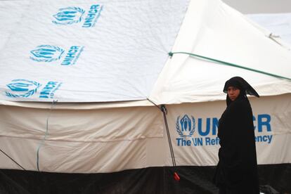 Una desplazada siria a las afueras de una tienda de campaña de ACNUR, en el campamento para refugiados al-Hasakeh, en el noreste de Siria. 