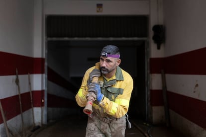 Un bombero voluntario de Castilla y León trabaja en un garaje inundado de Algemesí, el 15 de noviembre. 