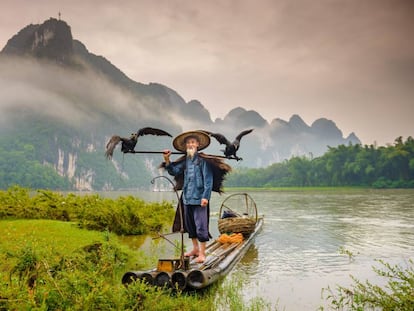 Un pescador en el r&iacute;o Li, cerca de Yangshuo, en la provincia china de Guangxi.