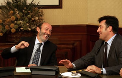 Alfredo Pérez Rubalcaba, con Joan Puigcercós, presidente del grupo parlamentario de ERC en el Congreso.